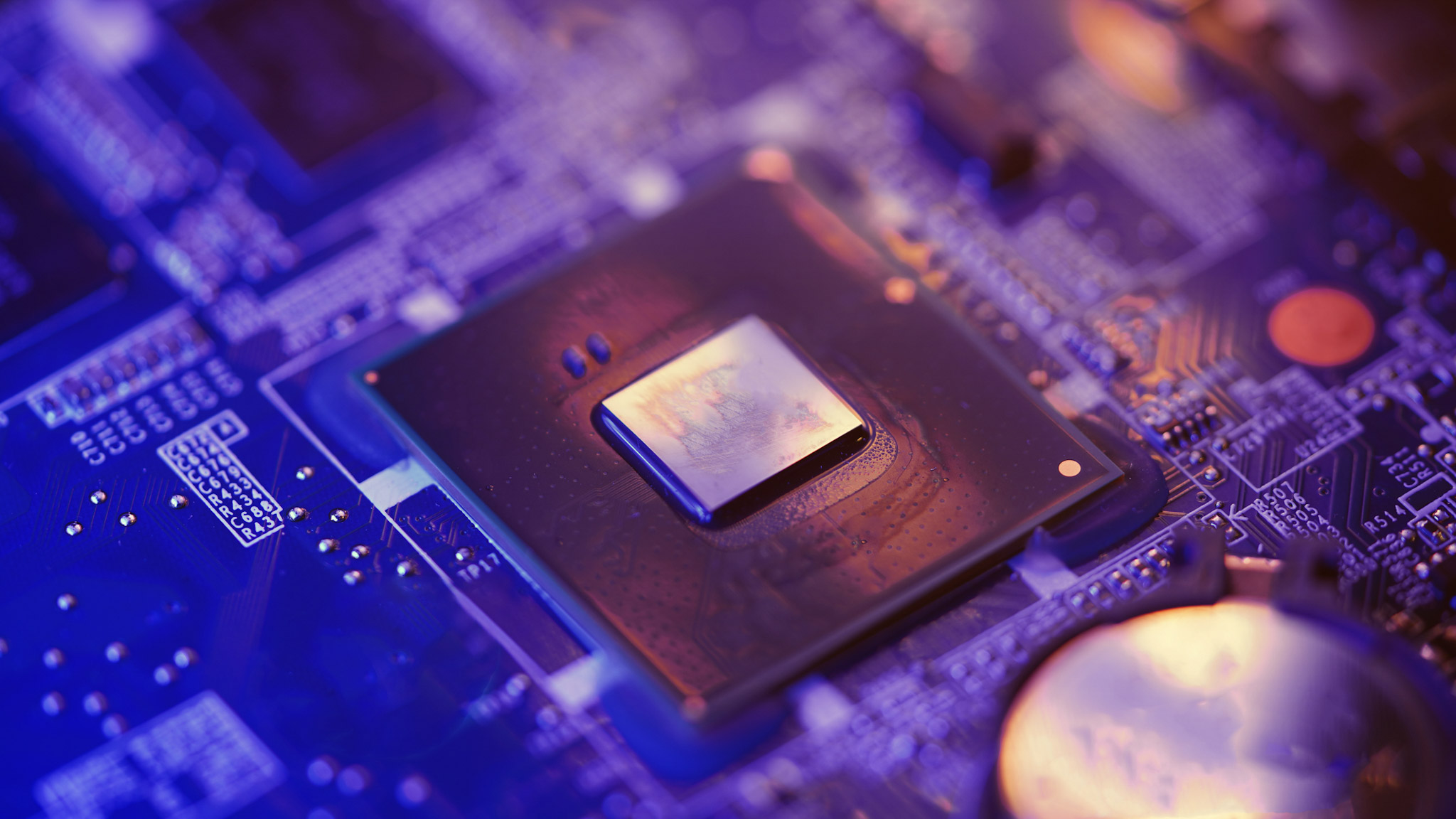 Close-up of a semiconductor chip on a circuit board representing high-speed optical networking and DSP technology.