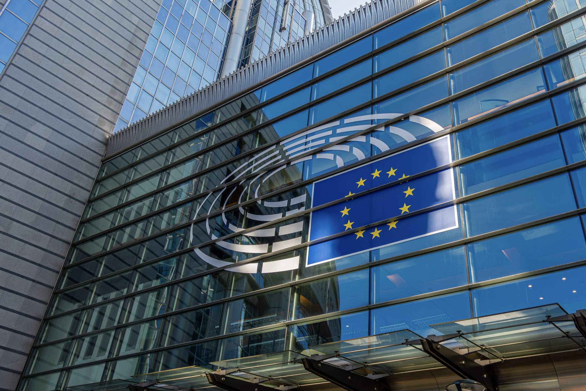 European Parliament building with EU flag symbolizing cloud sovereignty policy and digital regulation