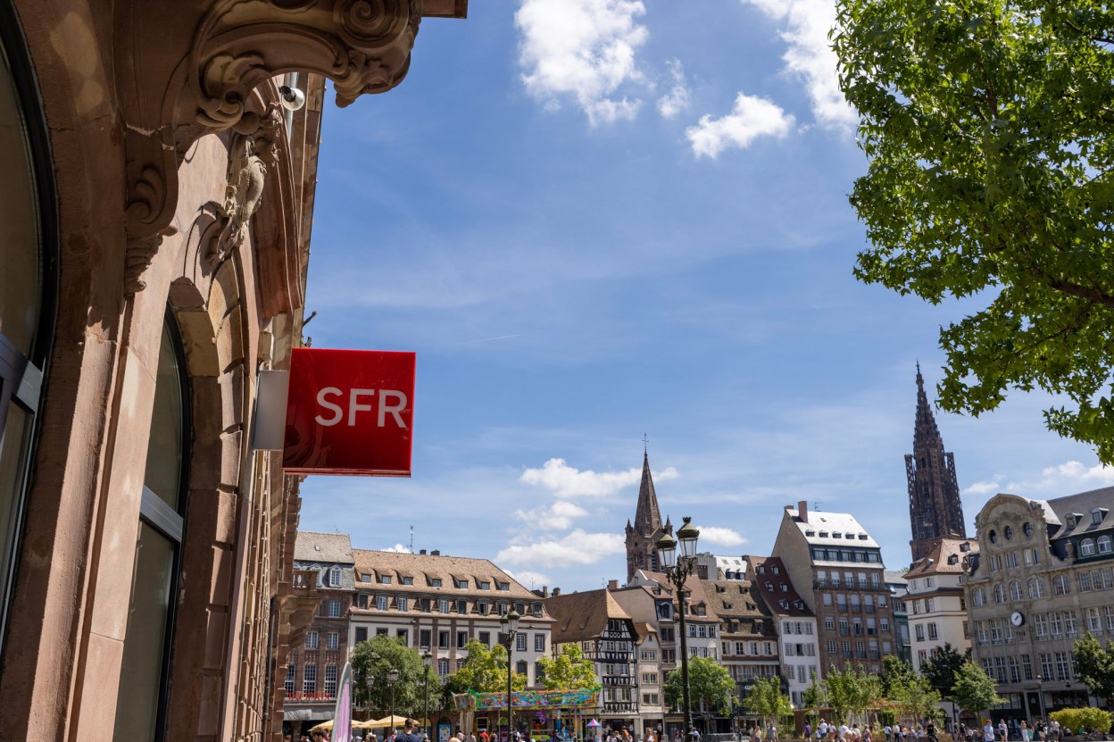 SFR storefront in France representing the renewed partnership between SFR and Broadcom to modernize telecommunications infrastructure with VMware Cloud Foundation.