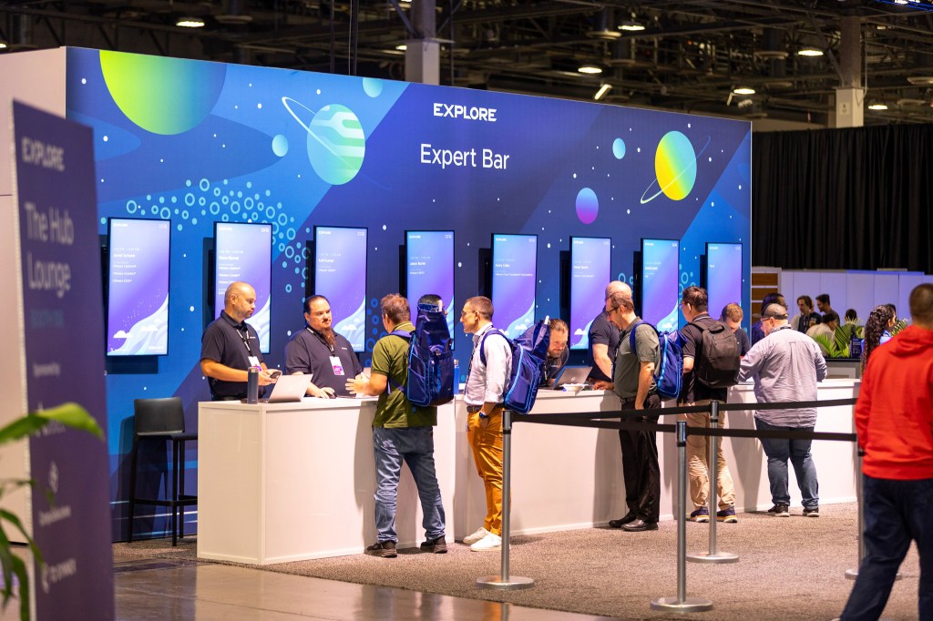 Attendees at VMware Explore Expert Bar.