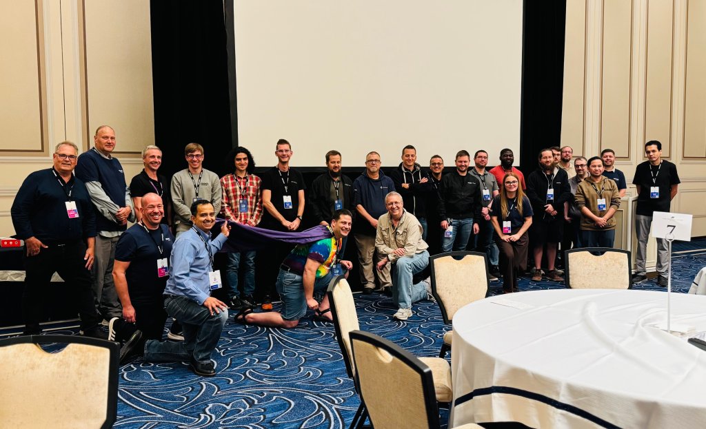 Group of persons gathered for a picture after a Hackaton