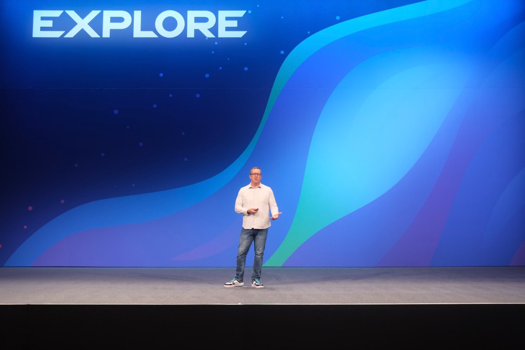 Jeremy Wright presenting on stage at VMware Explore.