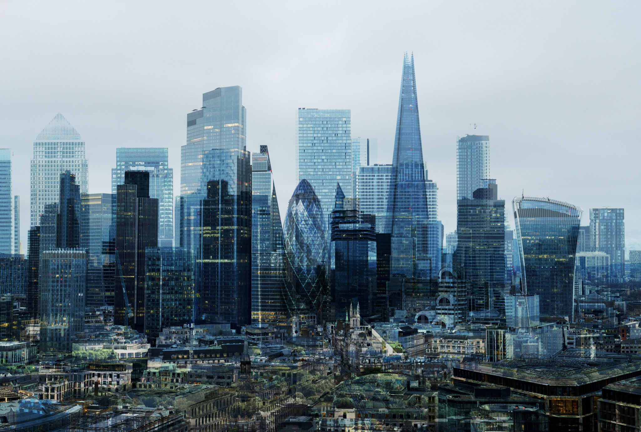 Panoramic view of a modern city skyline with iconic skyscrapers, symbolizing digital transformation, innovation, and enterprise cloud modernization.